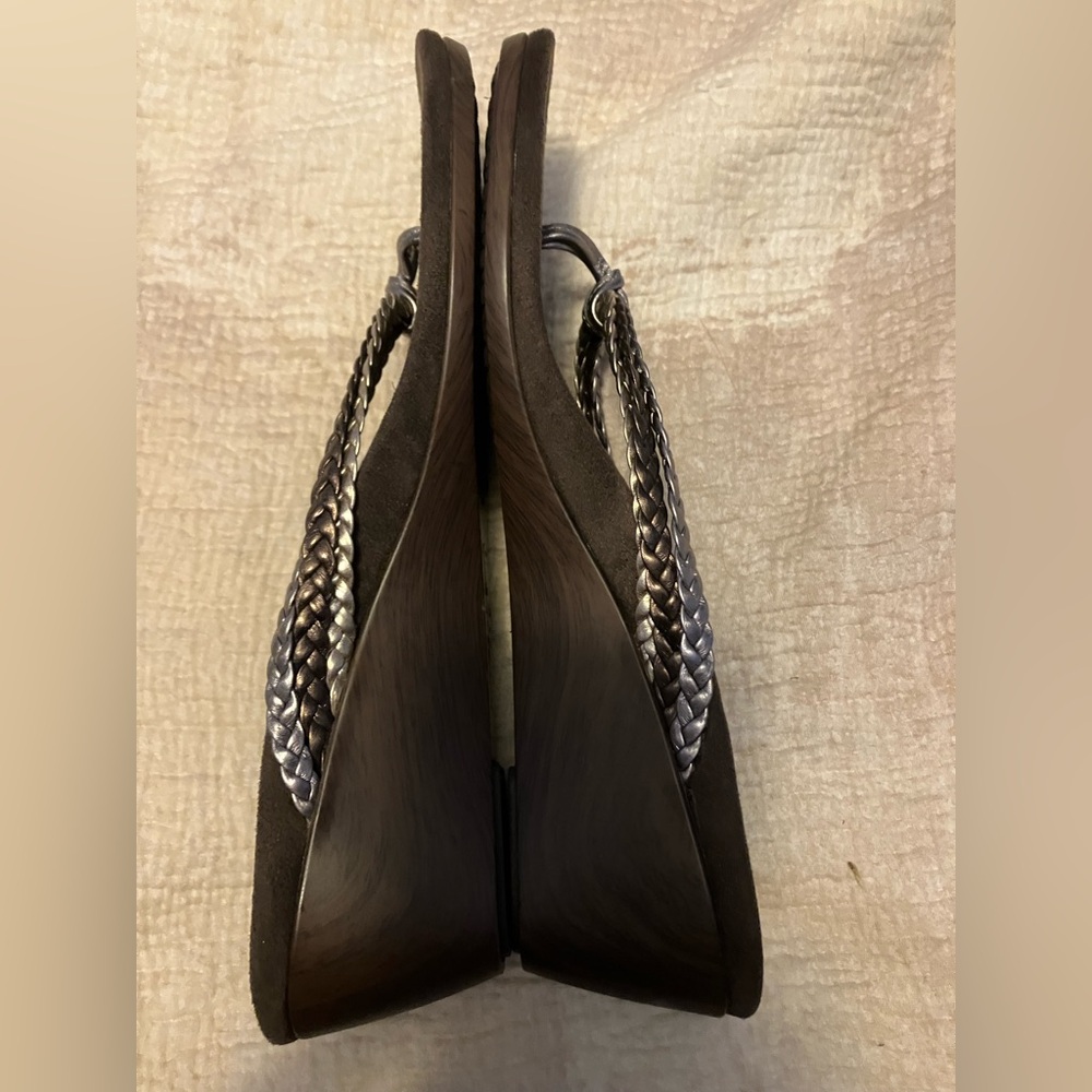 Brown Vionic Woven Sandals - Picture 4 of 6